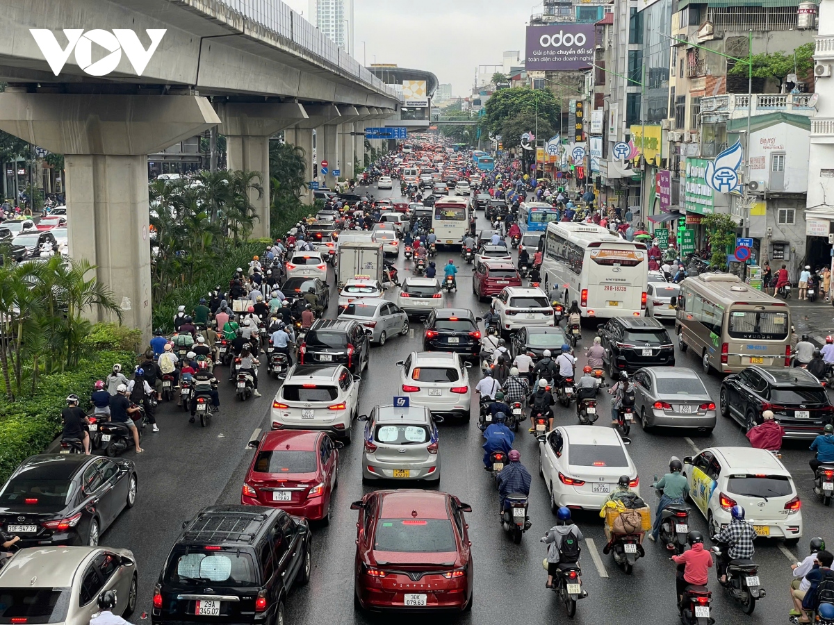 mua lon luc rang sang, nhieu tuyen pho ha noi ngap sau, giao thong te liet hinh anh 7