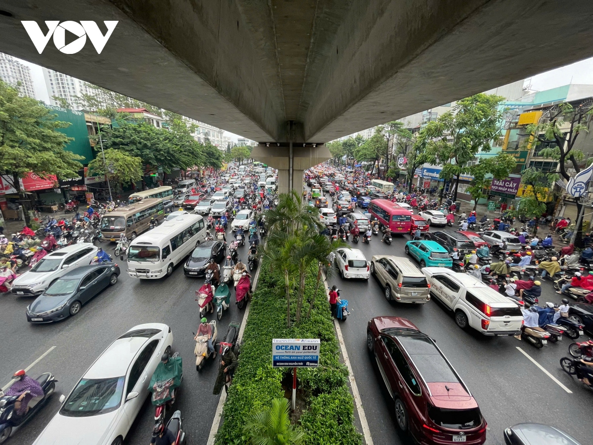 mua lon luc rang sang, nhieu tuyen pho ha noi ngap sau, giao thong te liet hinh anh 9