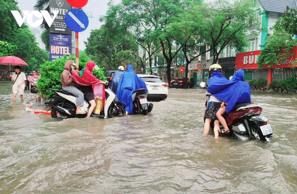 mua lon luc rang sang, nhieu tuyen pho ha noi ngap sau, giao thong te liet hinh anh 14