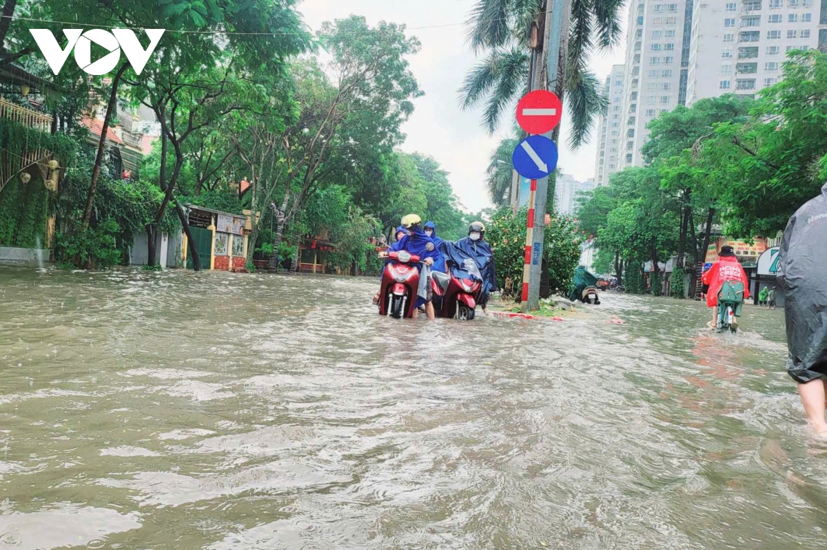 mua lon luc rang sang, nhieu tuyen pho ha noi ngap sau, giao thong te liet hinh anh 13