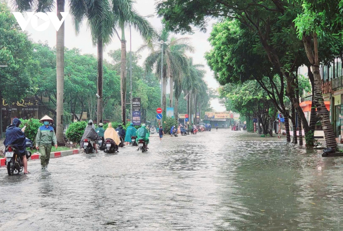 mua lon luc rang sang, nhieu tuyen pho ha noi ngap sau, giao thong te liet hinh anh 15