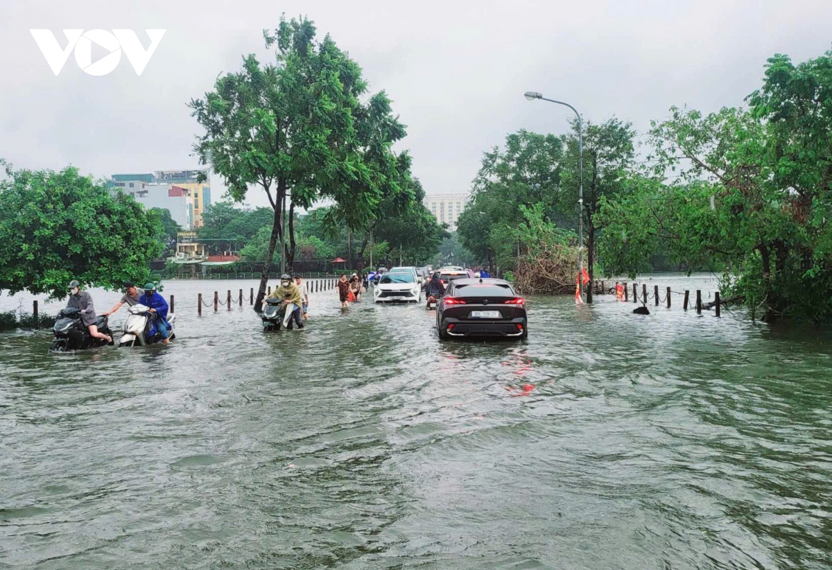 mua lon luc rang sang, nhieu tuyen pho ha noi ngap sau, giao thong te liet hinh anh 11