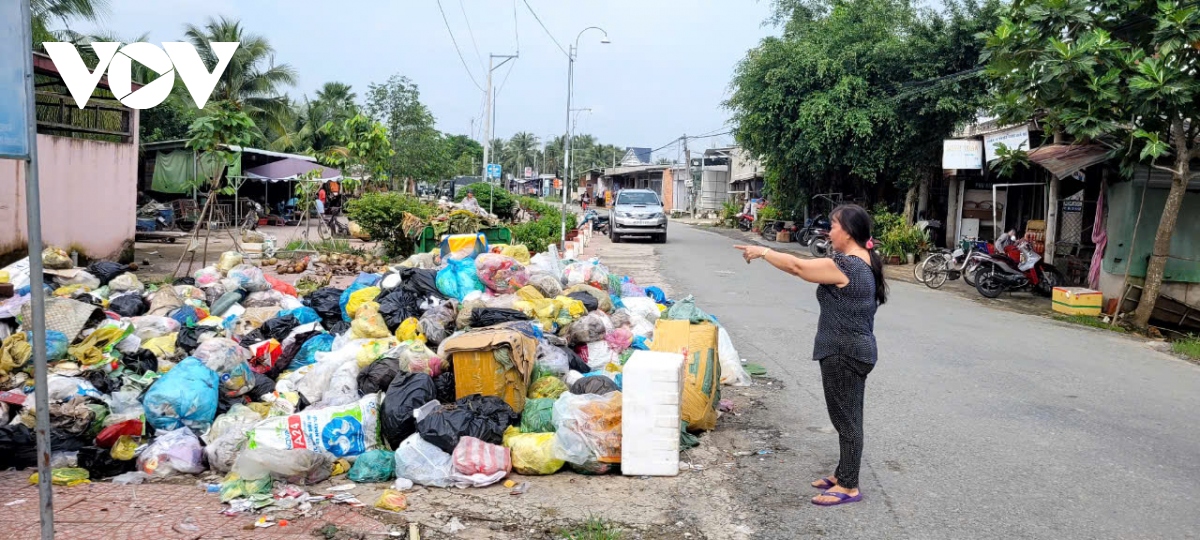 khu dan cu keu troi vi bai rac lo thien gay o nhiem o tien giang hinh anh 2