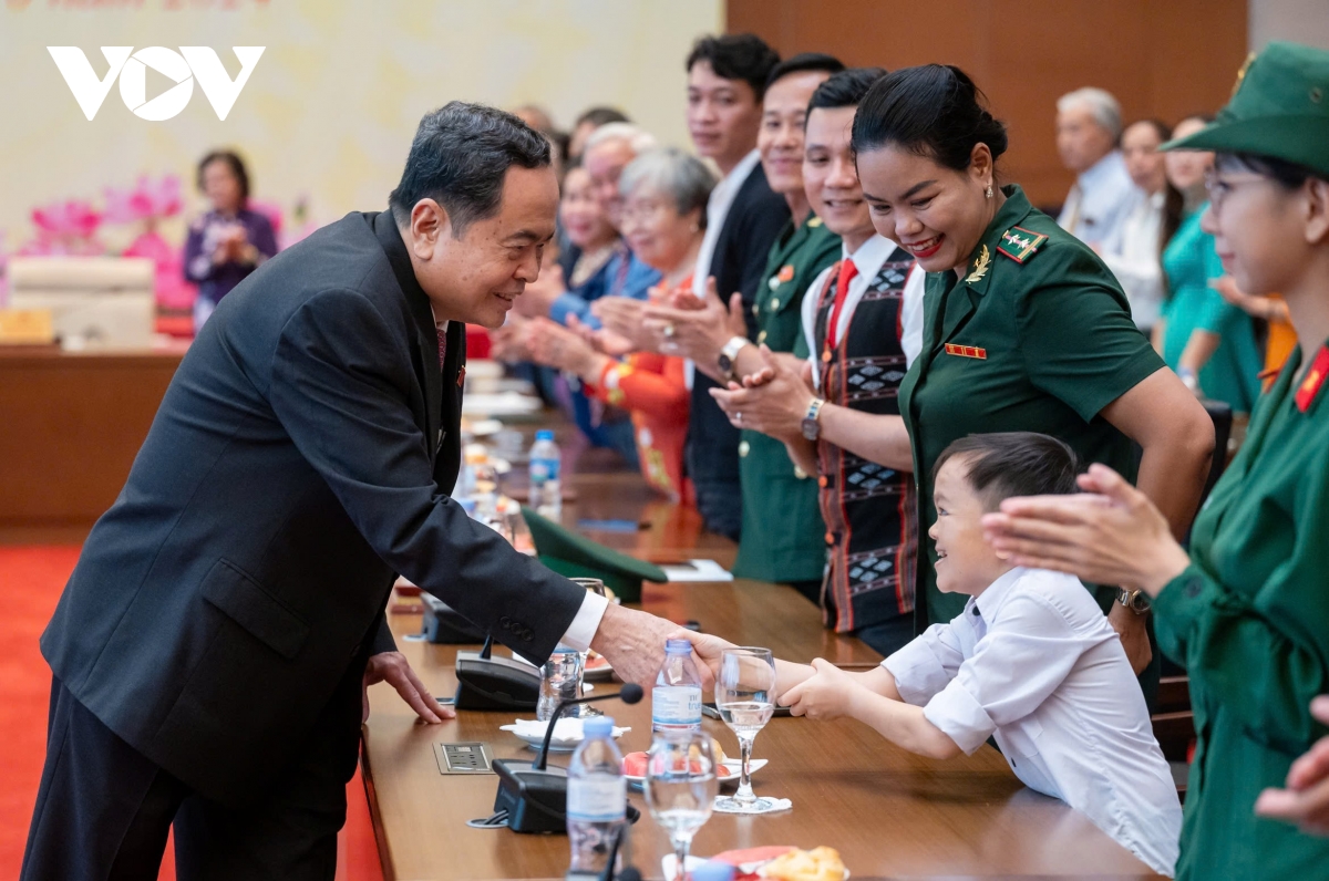 chủ tịch quốc hội gặp mặt các tập thể, cá nhân nhận giải thưởng vừ a dính hình ảnh 1 chu tich quoc hoi gap mat cac tap the, ca nhan nhan giai thuong vu a dinh hinh anh 1