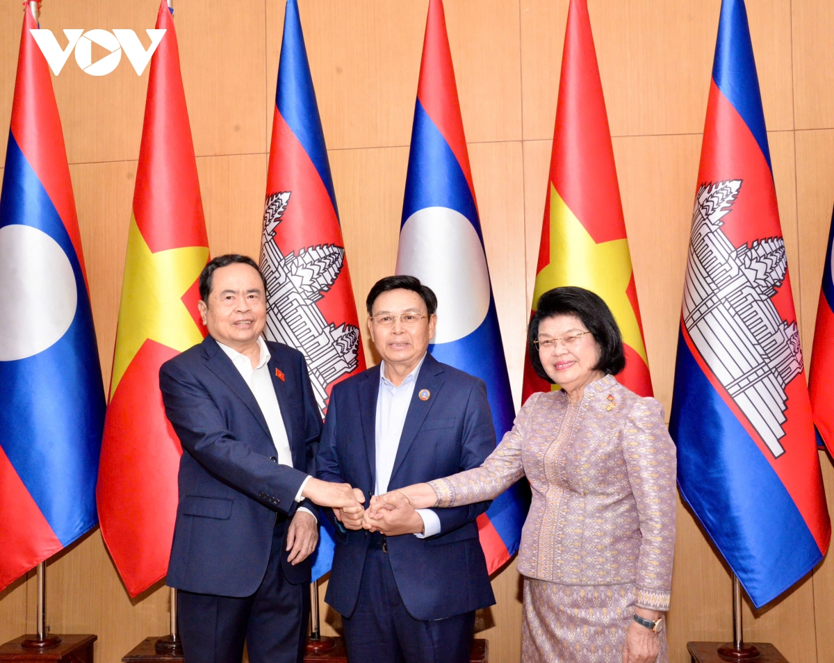 ba chu tich quoc hoi viet nam - lao - campuchia an sang lam viec hinh anh 2