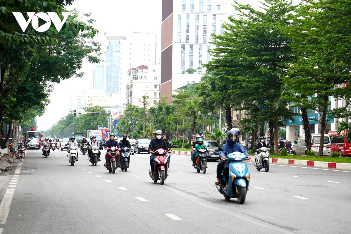 nhiet do giam manh, nguoi ha noi choang kin mit ra duong hinh anh 1