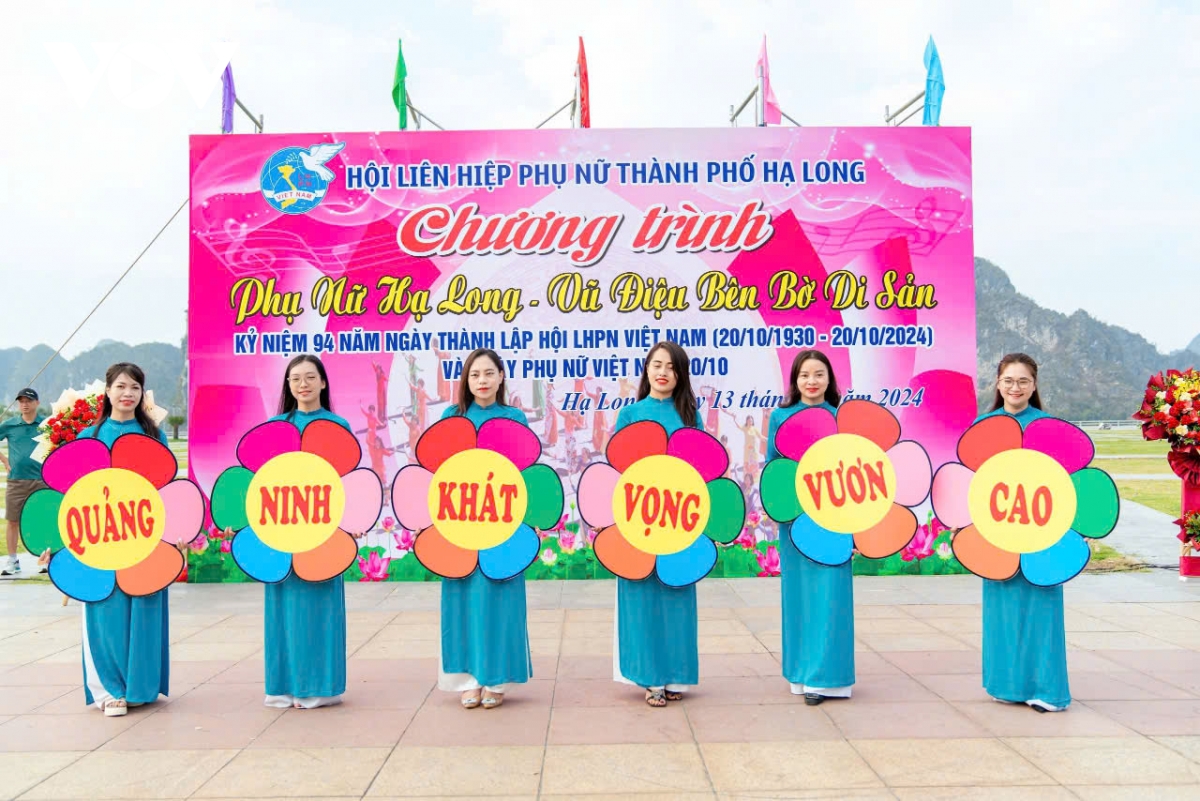 hàng nghìn phụ nữ hào hứng đồng diễn dân vũ bên bờ di sản vịnh hạ long hình ảnh 1 hang nghin phu nu hao hung dong dien dan vu ben bo di san vinh ha long hinh anh 1