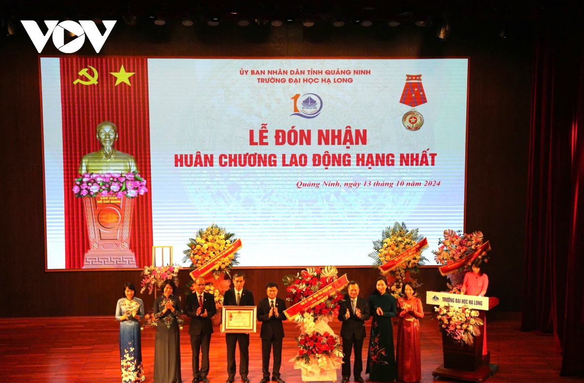 Đại học hạ long đón nhận huân chương lao động hạng nhất hình ảnh 2 Dai hoc ha long don nhan huan chuong lao dong hang nhat hinh anh 2
