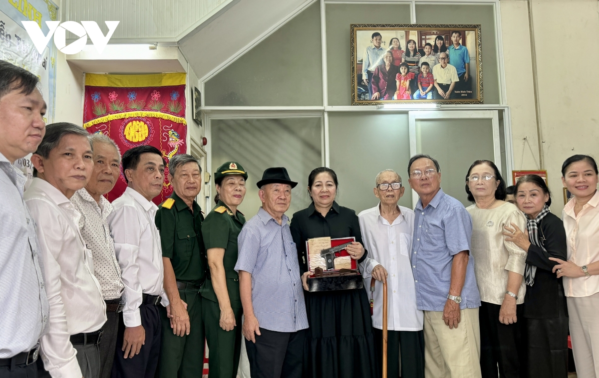 tiep nhan khau sung do nu tuong nguyen thi Dinh tang nu biet dong sai gon hinh anh 2