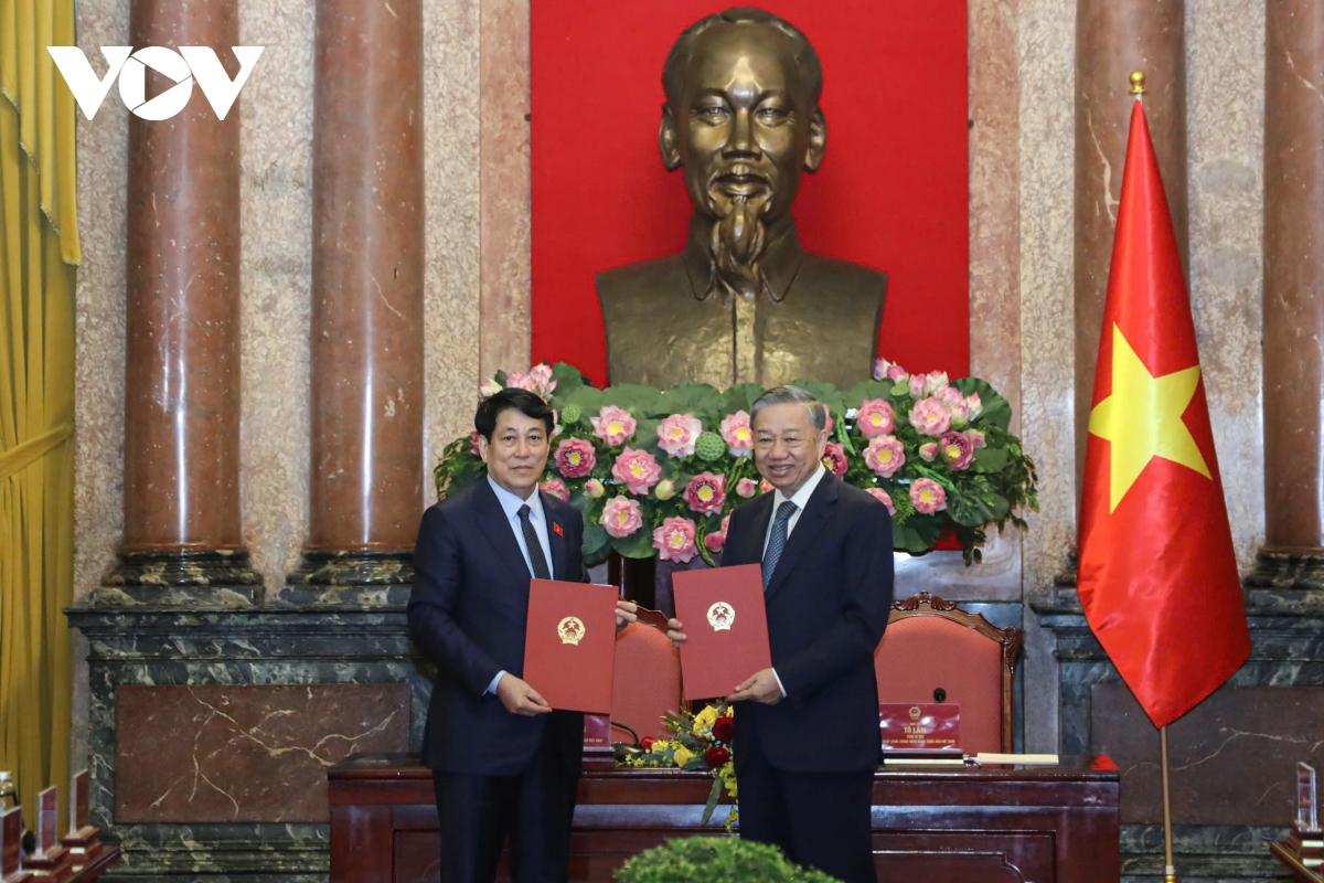 Tổng Bí thư Tô Lâm và Chủ tịch nước Lương Cường bàn giao công tác Chủ tịch nước