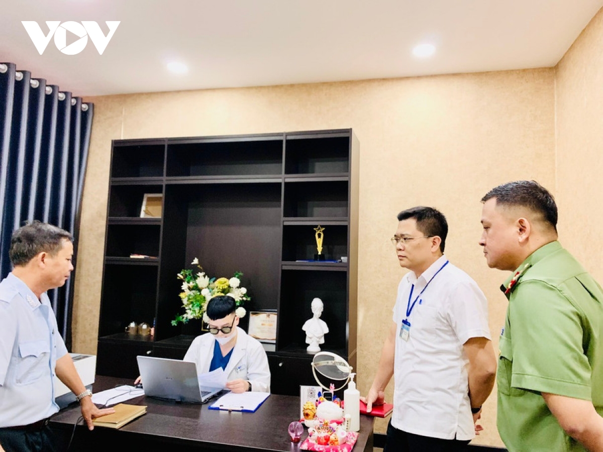 cong an se dieu tra vu phong kham chui co bac si gia hinh anh 1 cong an se dieu tra vu phong kham chui co bac si gia hinh anh 1