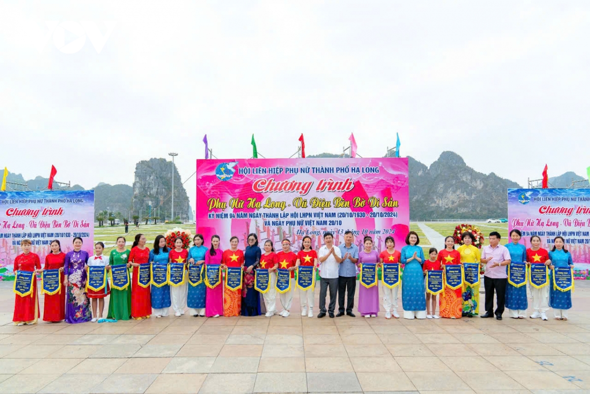 hàng nghìn phụ nữ hào hứng đồng diễn dân vũ bên bờ di sản vịnh hạ long hình ảnh 3 hang nghin phu nu hao hung dong dien dan vu ben bo di san vinh ha long hinh anh 3
