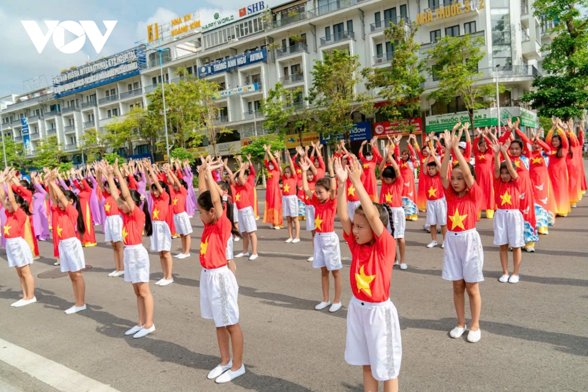 hàng nghìn phụ nữ hào hứng đồng diễn dân vũ bên bờ di sản vịnh hạ long hình ảnh 4 hang nghin phu nu hao hung dong dien dan vu ben bo di san vinh ha long hinh anh 4