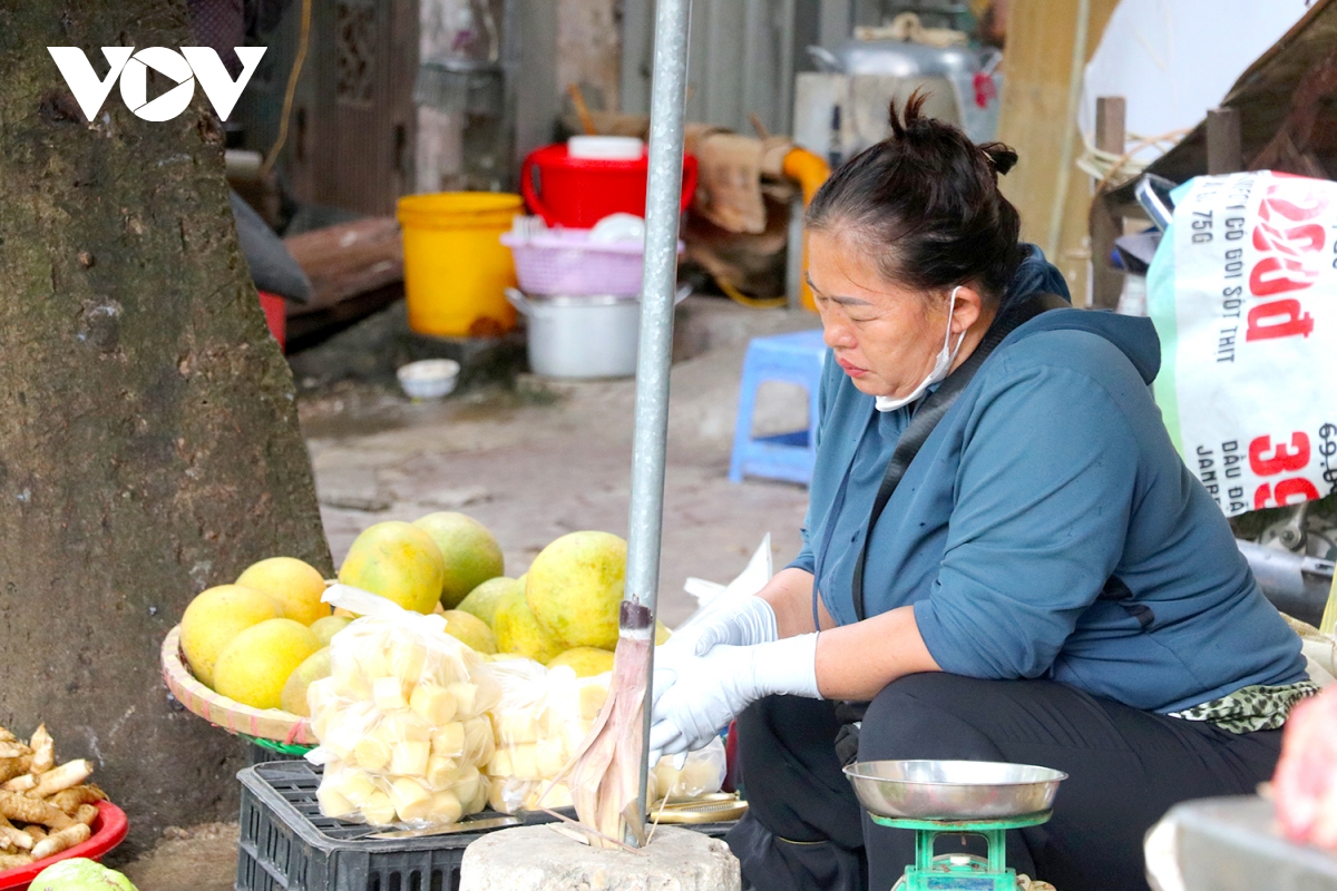 nhiet do giam manh, nguoi ha noi choang kin mit ra duong hinh anh 3