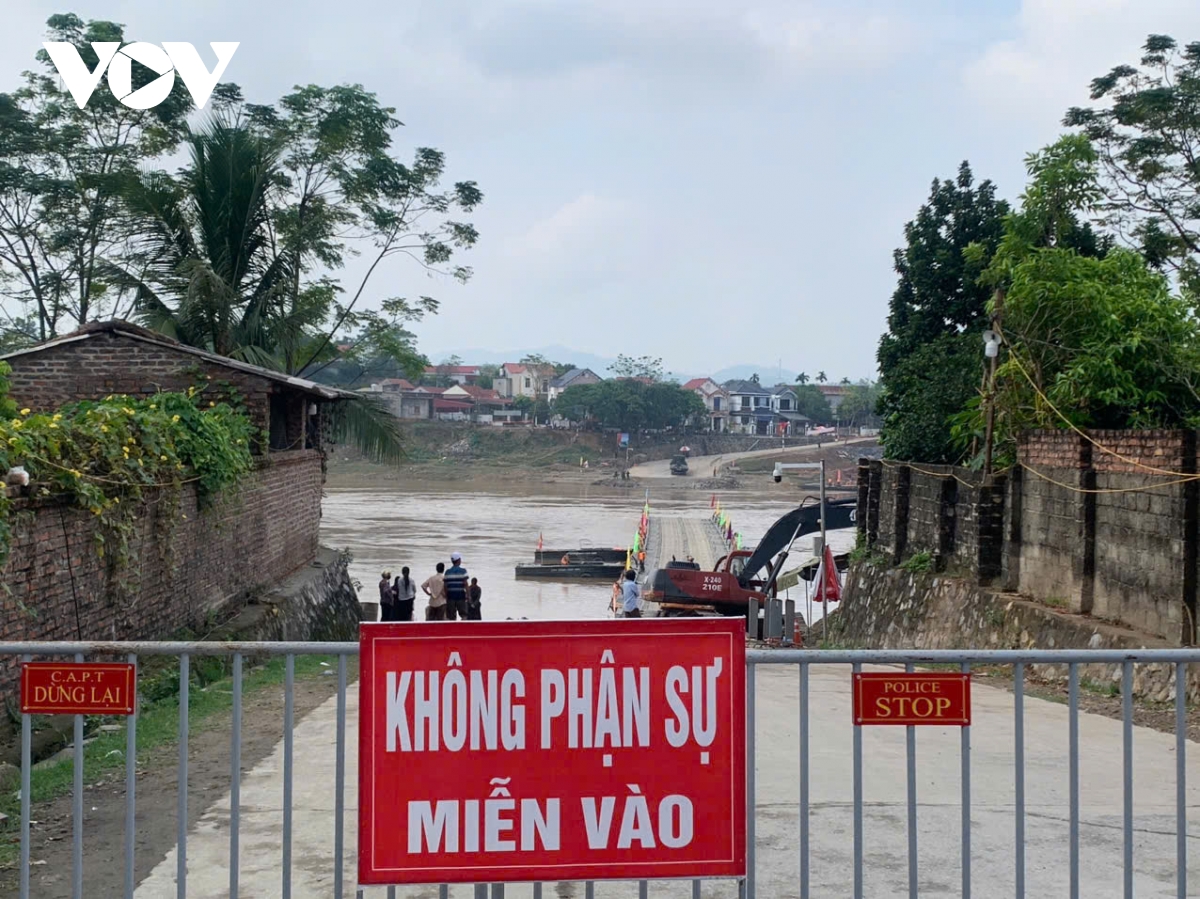 Cắt khẩn cấp cầu phao Phong Châu, Phú Thọ