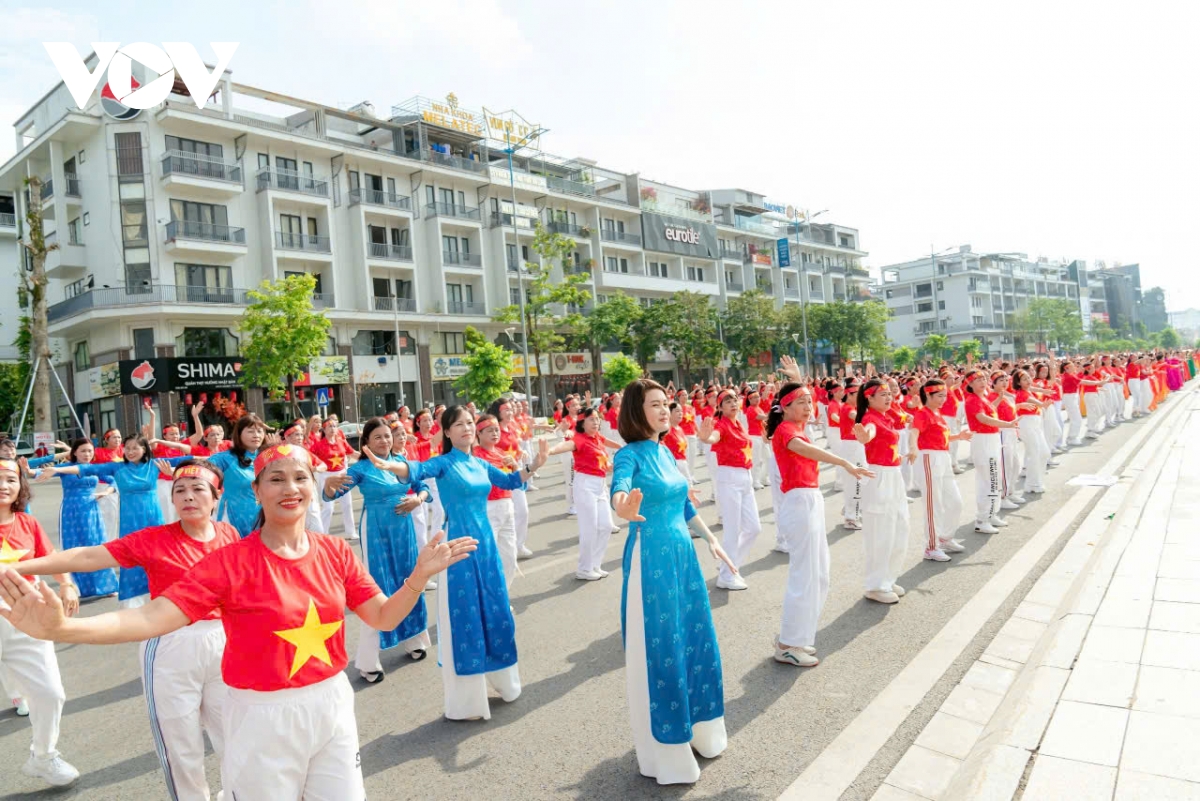 hàng nghìn phụ nữ hào hứng đồng diễn dân vũ bên bờ di sản vịnh hạ long hình ảnh 7 hang nghin phu nu hao hung dong dien dan vu ben bo di san vinh ha long hinh anh 7