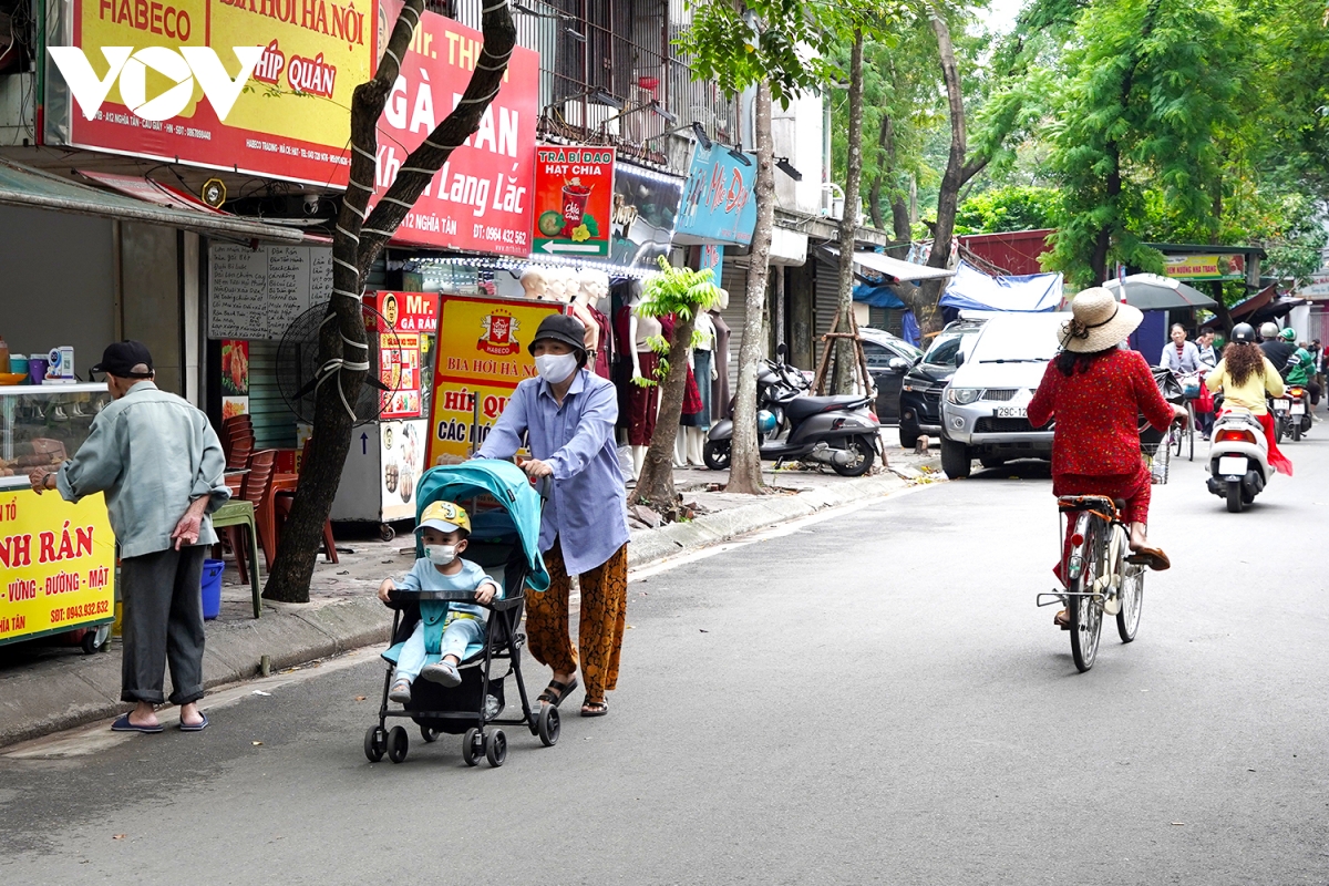 nhiet do giam manh, nguoi ha noi choang kin mit ra duong hinh anh 6