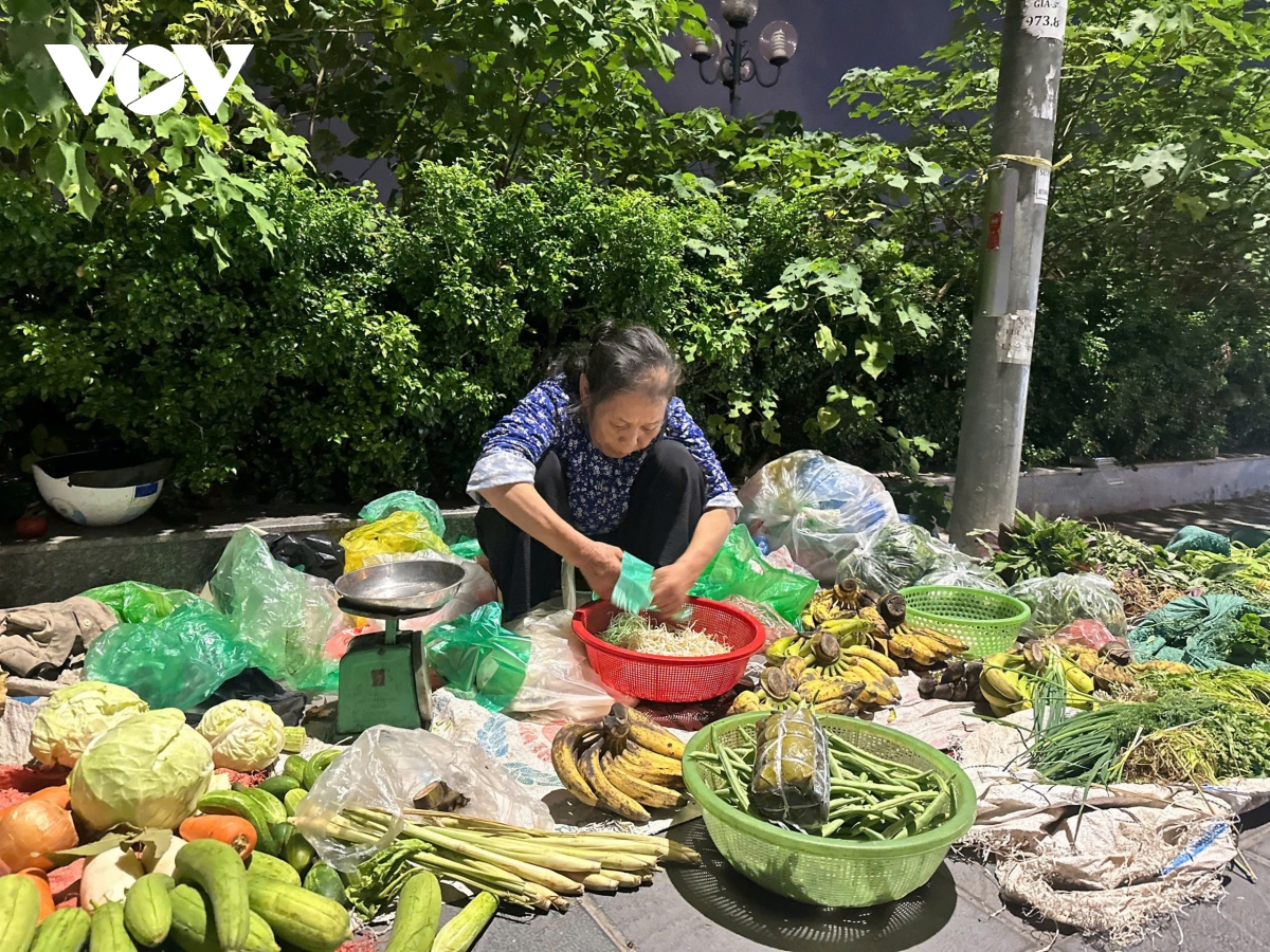 pho phuong ve dem, gap nhung than co lan loi hinh anh 9