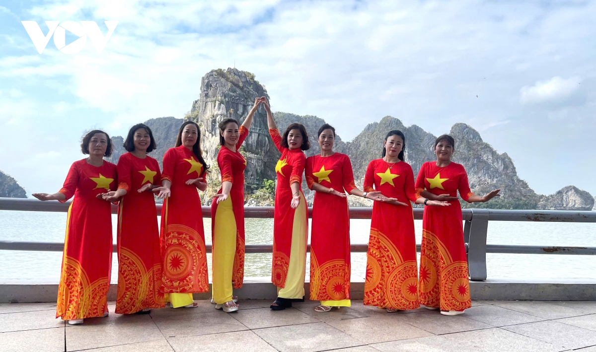 hàng nghìn phụ nữ hào hứng đồng diễn dân vũ bên bờ di sản vịnh hạ long hình ảnh 8 hang nghin phu nu hao hung dong dien dan vu ben bo di san vinh ha long hinh anh 8