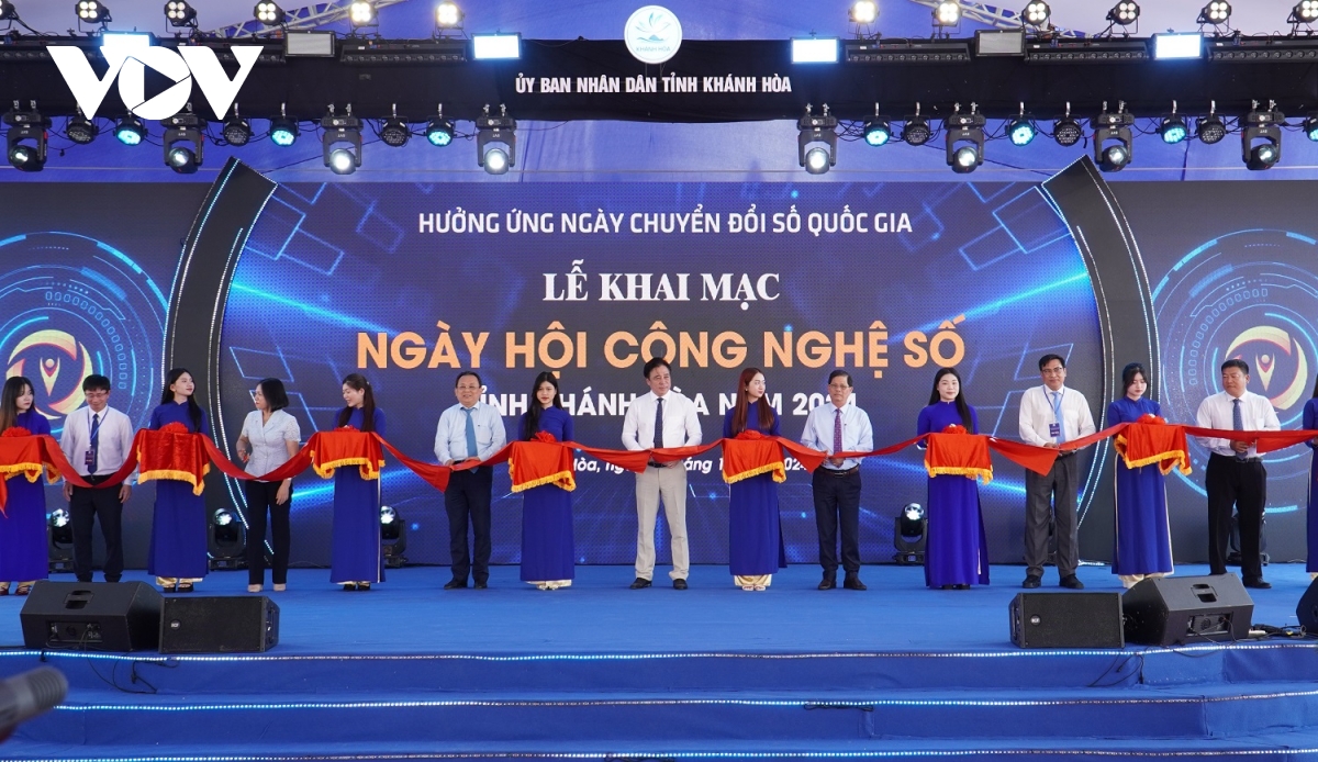 ra mat trung tam thong tin phuc vu chi dao dieu hanh cua lanh dao tinh khanh hoa hinh anh 1