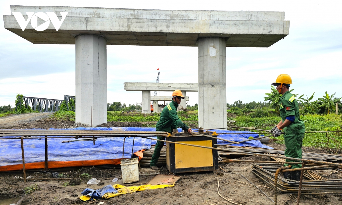 Hậu Giang hạn chế giao thông để thi công cầu vượt trên Quốc lộ 61C