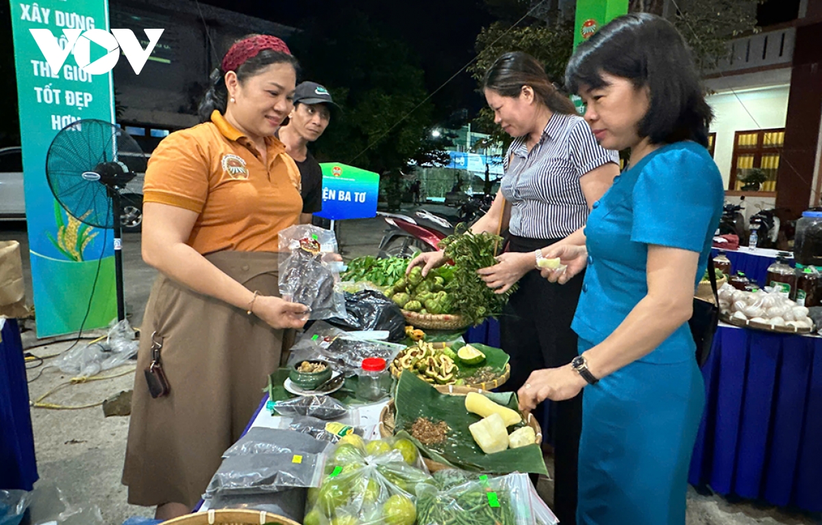 Dua nong san cua dong bao dan toc thieu so xuong pho hinh anh 1