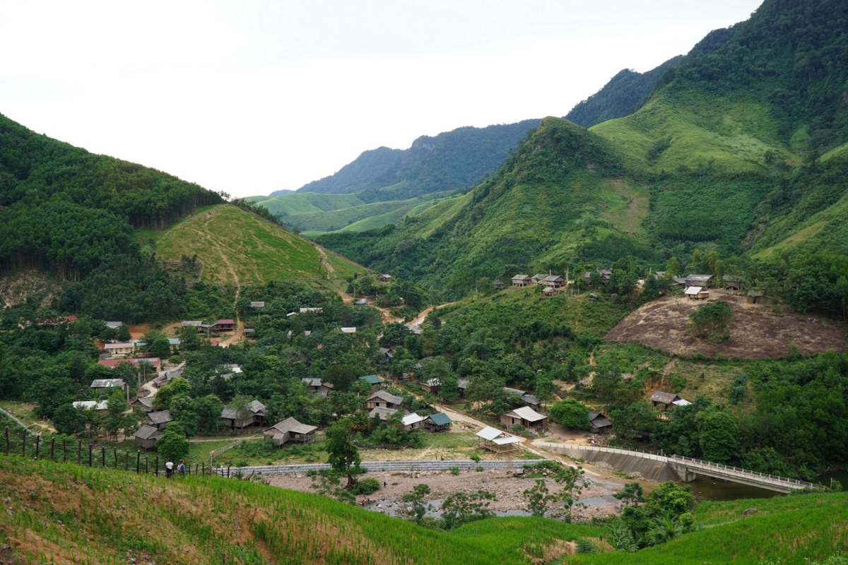 quang binh vuot hang tram km, dua phim anh den ban lang vung cao hinh anh 2