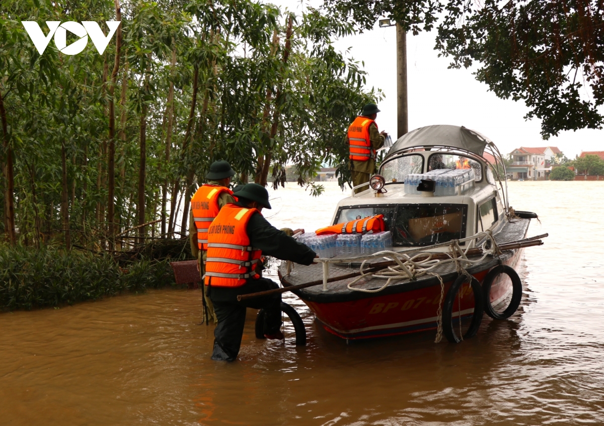 vượt lũ mang cơm đến bệnh viện hình ảnh 11 vuot lu mang com den benh vien hinh anh 11