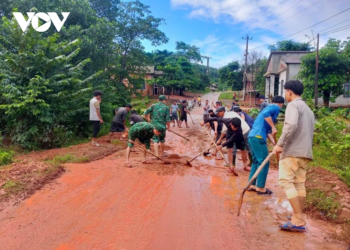 quảng trị huy động lực lượng giúp dân dọn bùn non sau lũ hình ảnh 4 quang tri huy dong luc luong giup dan don bun non sau lu hinh anh 4