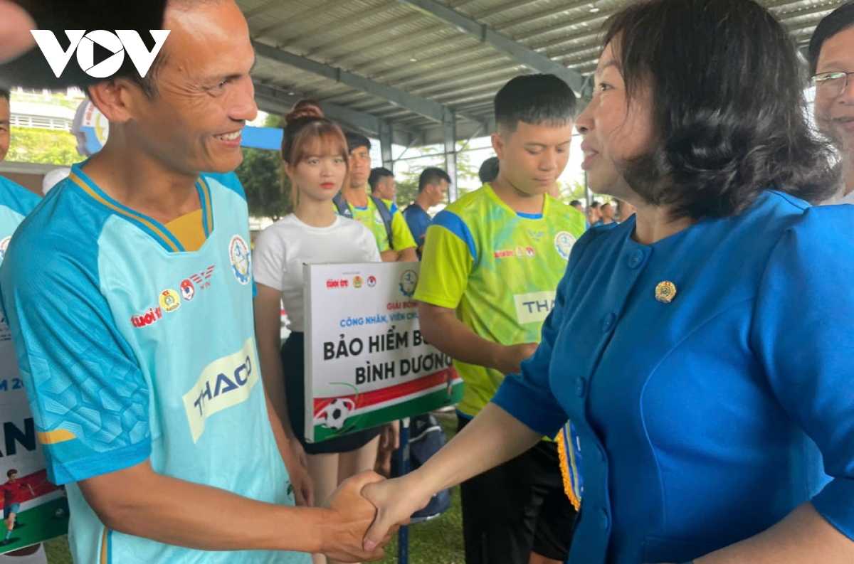 khai mac vong loai giai bong da cong nhan, vien chuc viet nam 2024 tai binh duong hinh anh 2