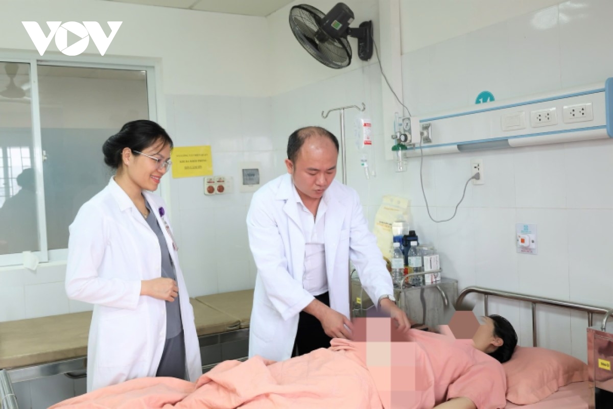 Khâu vòng tử cung giữ thai 24 tuần cho sản phụ 29 tuổi