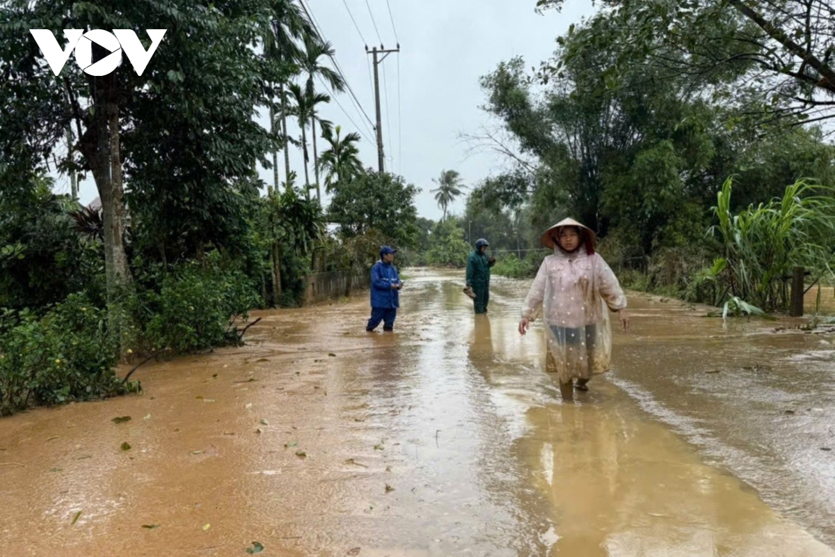 quảng trị huy động lực lượng giúp dân dọn bùn non sau lũ hình ảnh 2 quang tri huy dong luc luong giup dan don bun non sau lu hinh anh 2