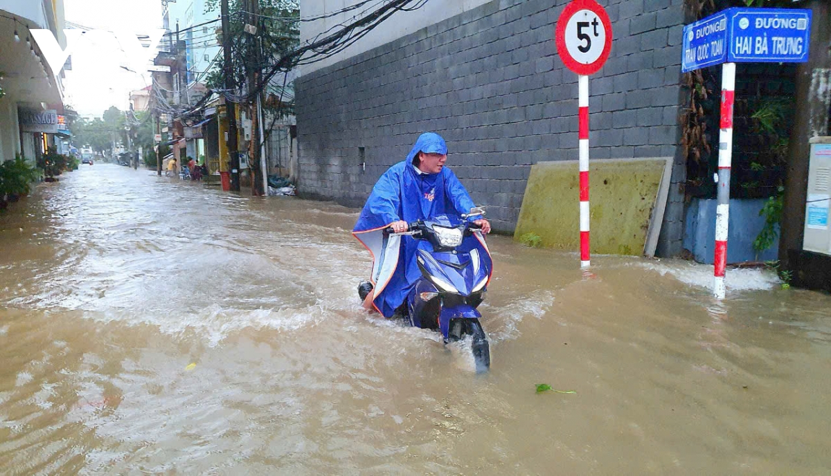 nguoi dan can tho chat vat di lai trong bien nuoc mua trieu cuong hinh anh 13