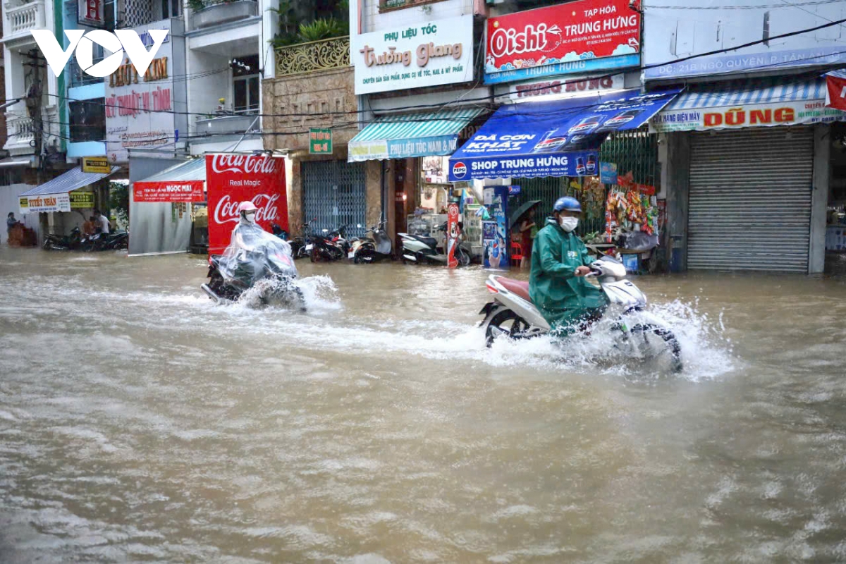 Người dân Cần Thơ chật vật đi lại trong "biển nước" mùa triều cường