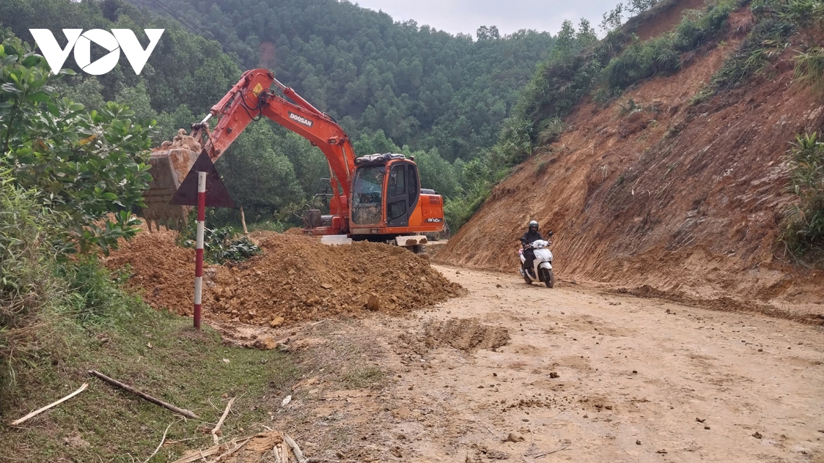 con nhieu tuyen duong o hoa binh bi anh huong sau mua lu hinh anh 1