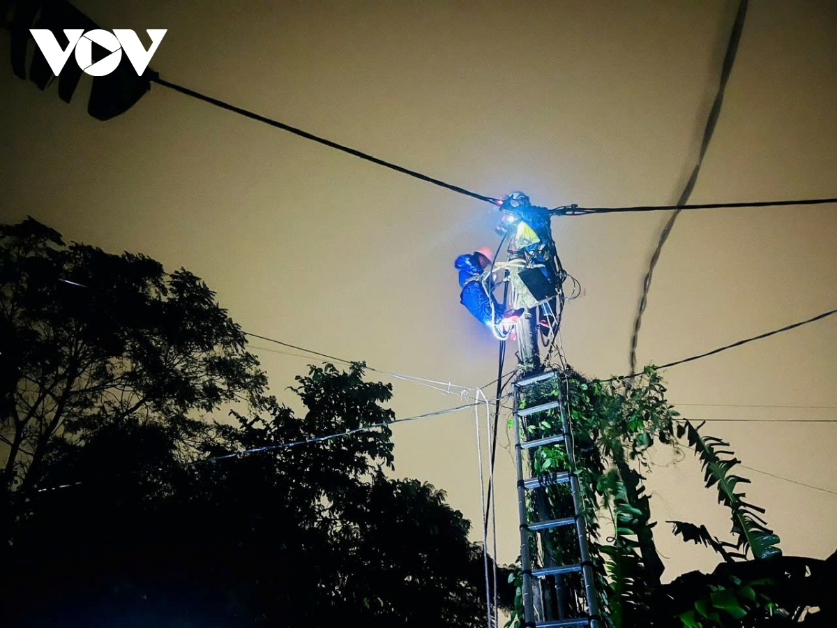 thừa thiên huế nỗ lực khắc phục sự cố điện sau bão số 6 hình ảnh 3 thua thien hue no luc khac phuc su co dien sau bao so 6 hinh anh 3
