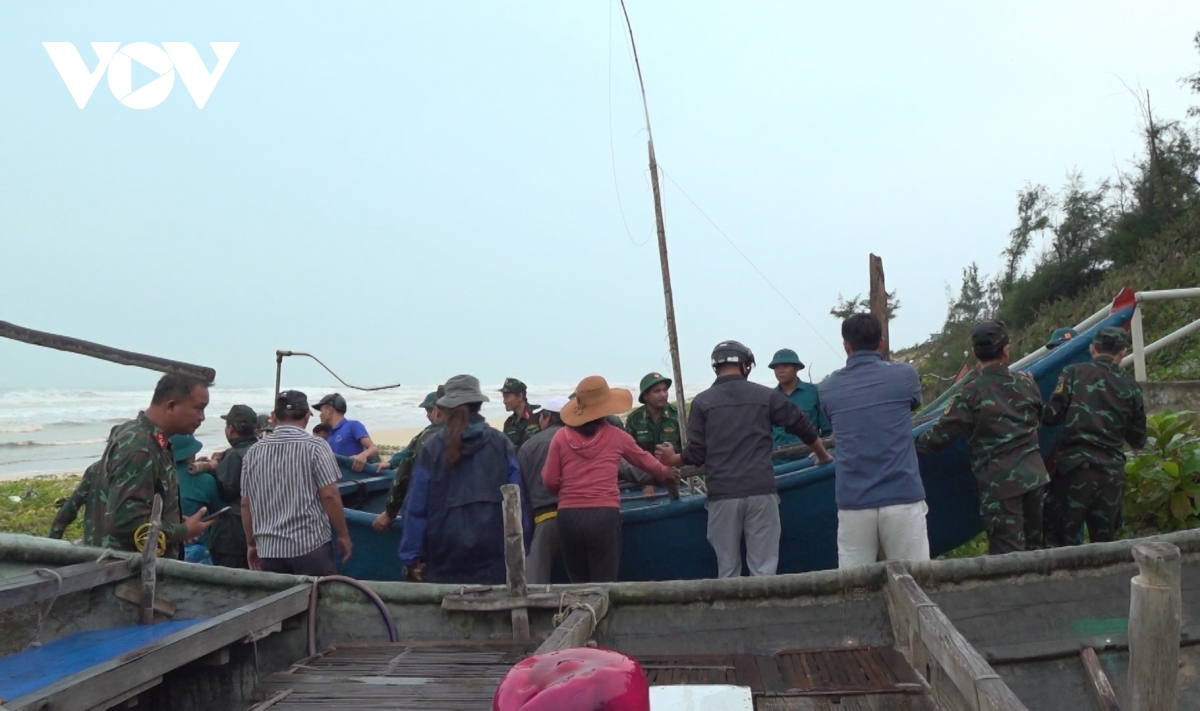 Ứng phó với bão số 6 các tỉnh miền trung tập trung chống ngập, sạt lở hình ảnh 2 Ung pho voi bao so 6 cac tinh mien trung tap trung chong ngap, sat lo hinh anh 2