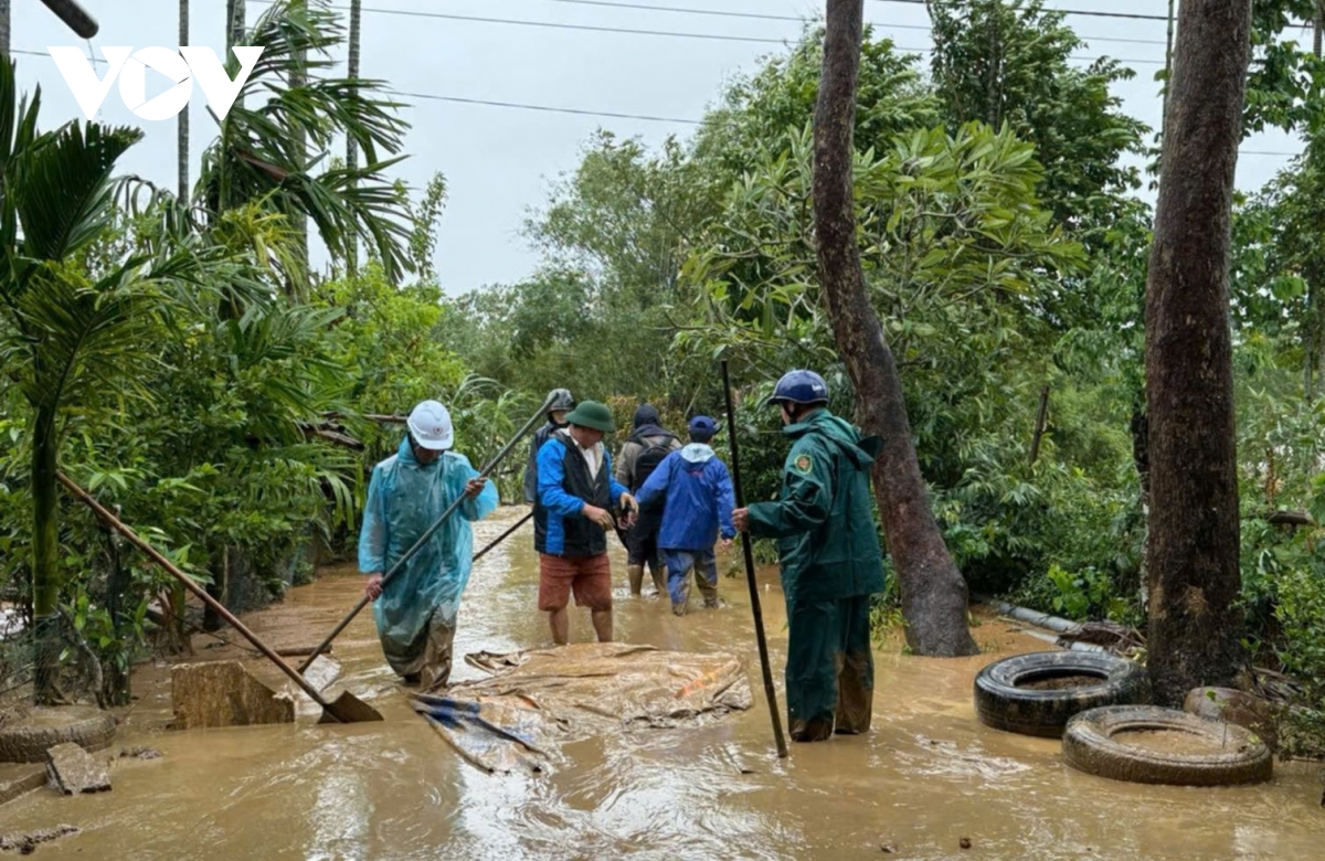 quảng trị huy động lực lượng giúp dân dọn bùn non sau lũ hình ảnh 3 quang tri huy dong luc luong giup dan don bun non sau lu hinh anh 3