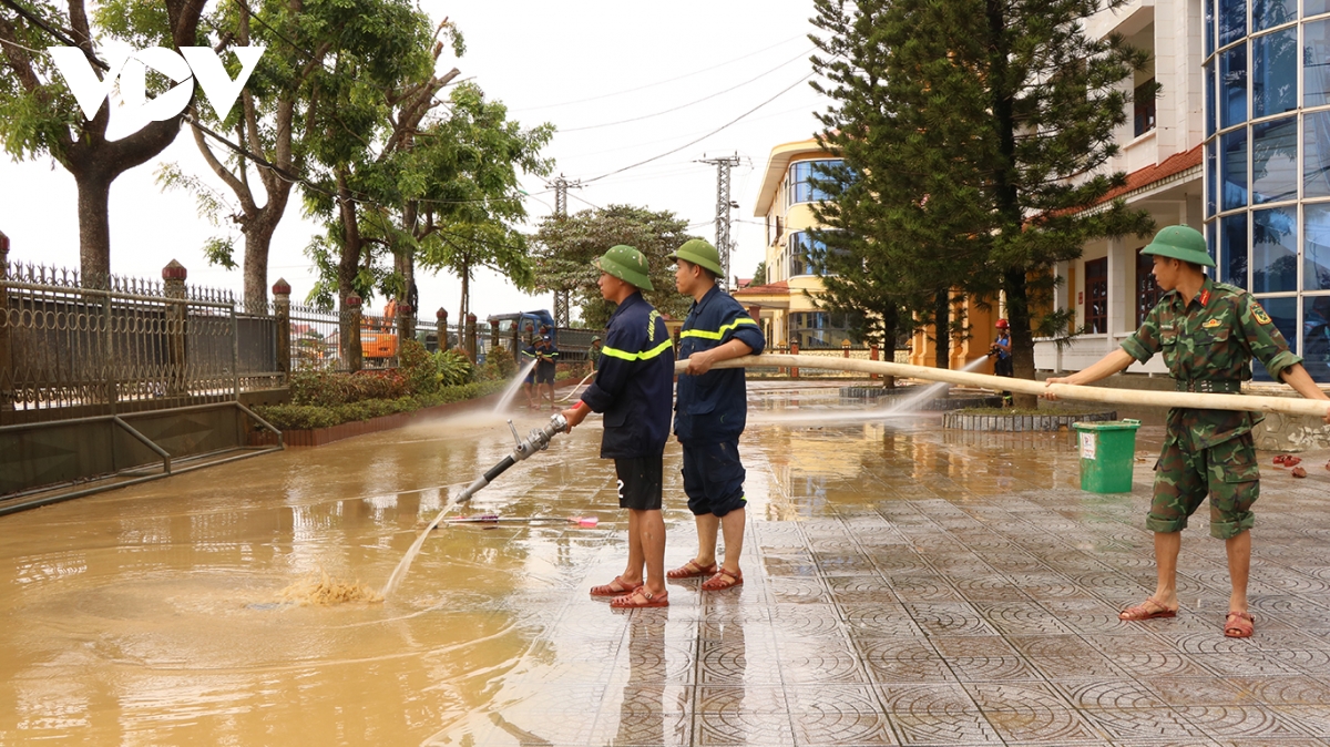 giáo viên đến trường dọn bùn đất sau lũ hình ảnh 4 giao vien den truong don bun dat sau lu hinh anh 4