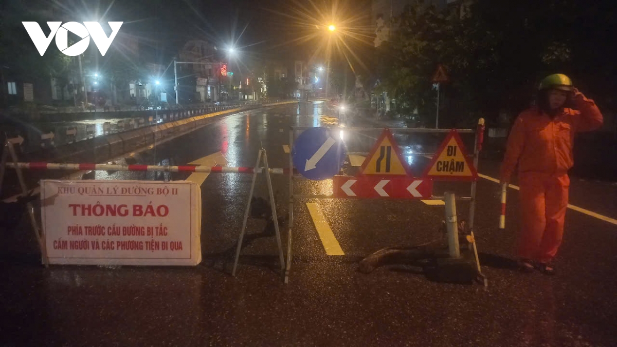 Đảm bảo an toàn giao thông qua đoạn ngập lụt, sạt lở tại Quảng Bình, Quảng Trị