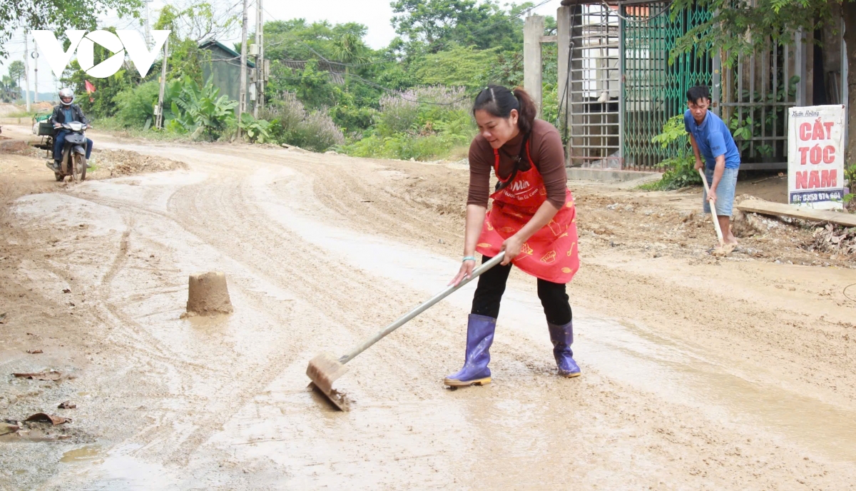 xe cho cat cay nat tinh lo 166, nguoi dan di lai nhoc nhan hinh anh 9