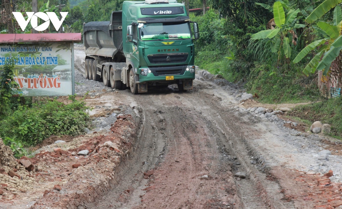 xe cho cat cay nat tinh lo 166, nguoi dan di lai nhoc nhan hinh anh 10