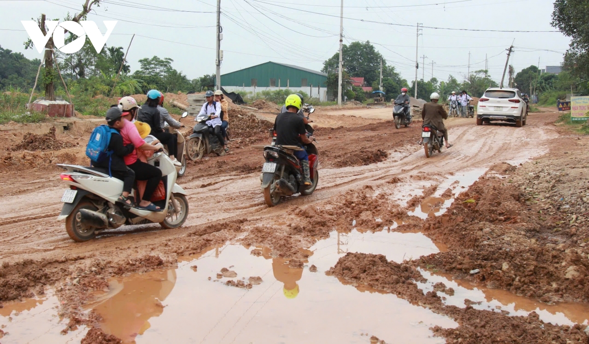 xe cho cat cay nat tinh lo 166, nguoi dan di lai nhoc nhan hinh anh 1