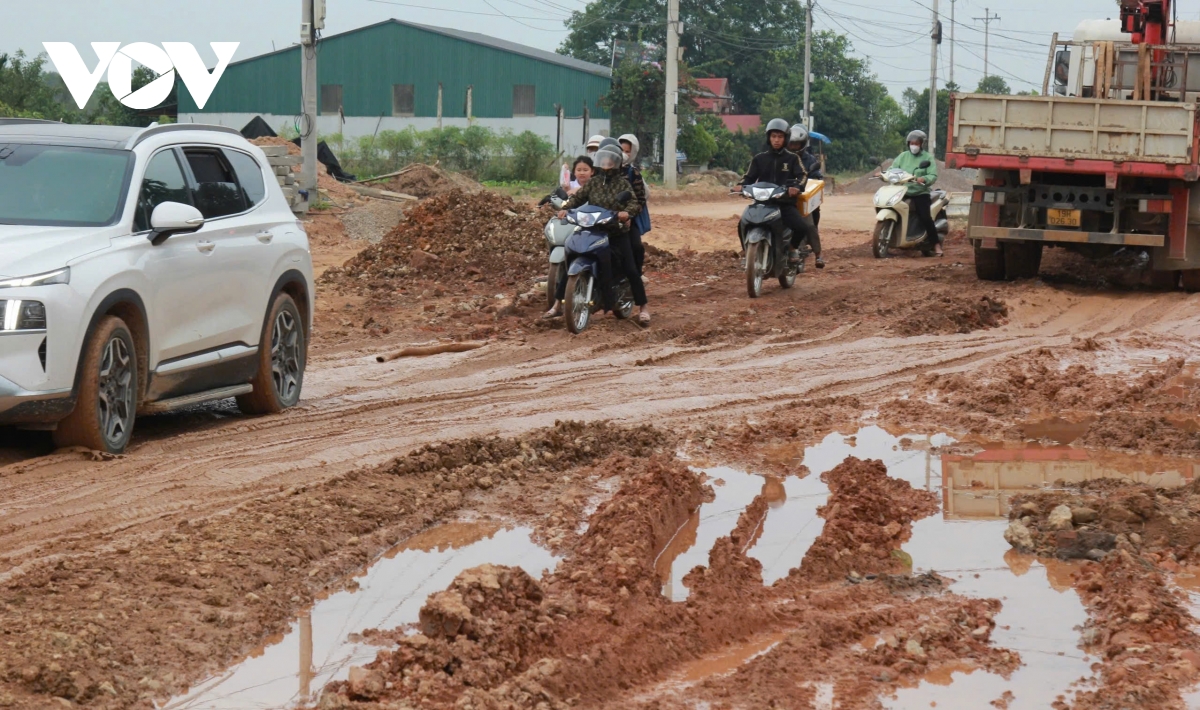 xe cho cat cay nat tinh lo 166, nguoi dan di lai nhoc nhan hinh anh 2