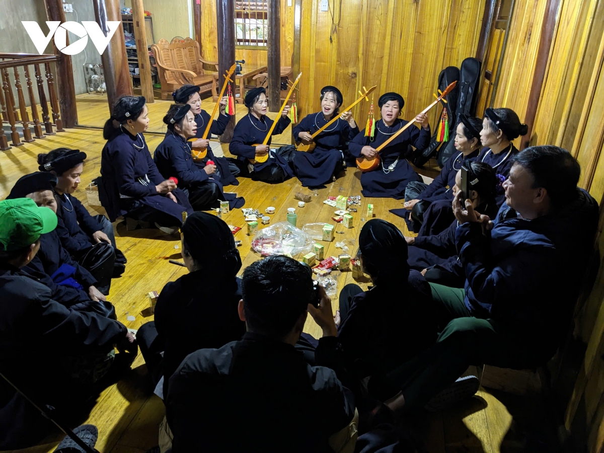 nguoi giu ngon lua dan ca tay, nung o van trinh cao bang hinh anh 2