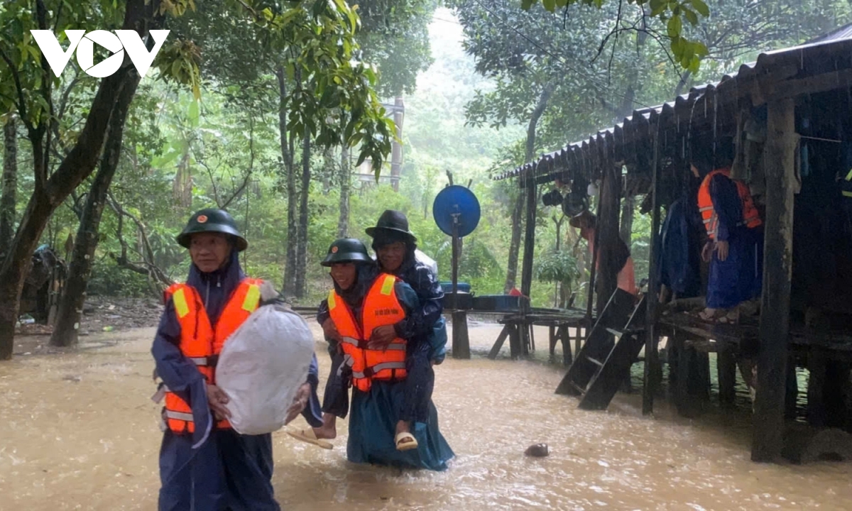 một người mất tích, bắt đầu sơ tán dân vùng ngập lụt ở quảng bình hình ảnh 2 mot nguoi mat tich, bat dau so tan dan vung ngap lut o quang binh hinh anh 2