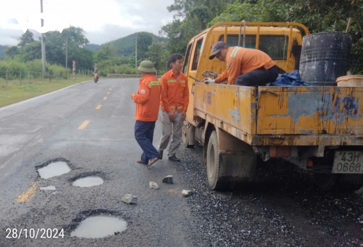 khẩn trương xử lý sạt lở trên các quốc lộ qua miền trung hình ảnh 6 khan truong xu ly sat lo tren cac quoc lo qua mien trung hinh anh 6