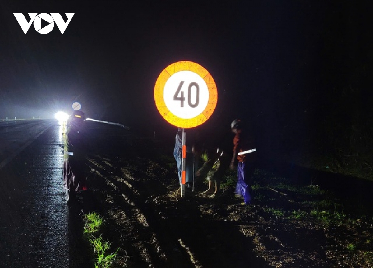 xuyên đêm khắc phục sạt lở trên cao tốc la sơn -hòa liên hình ảnh 2 xuyen dem khac phuc sat lo tren cao toc la son -hoa lien hinh anh 2