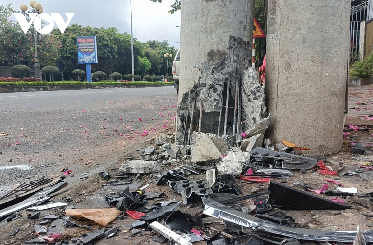 Ô tô mất lái lao vào cột điện khiến 2 người thương vong hình ảnh 2 O to mat lai lao vao cot dien khien 2 nguoi thuong vong hinh anh 2