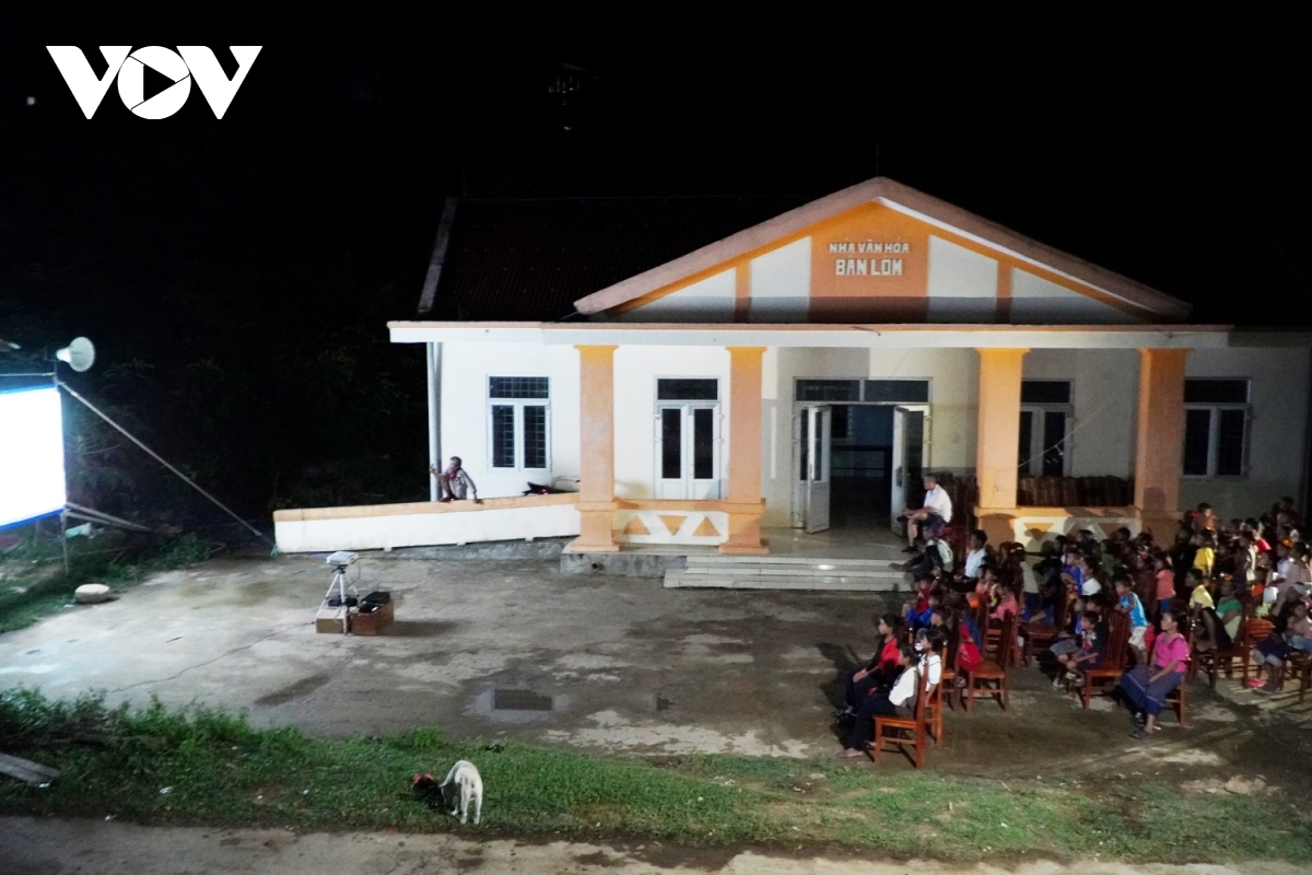 quang binh vuot hang tram km, dua phim anh den ban lang vung cao hinh anh 8